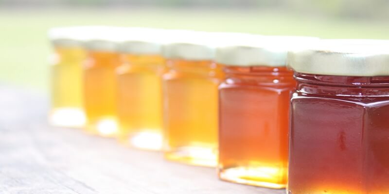 رنگ عسل تاثیر زیادی در فروش آن دارد و در اکثر کشورها رنگ عسل می تواند شاخص قیمت در صادرات عسل باشد