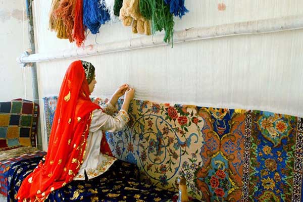 قالی‌بافی، از صنایع مهم دستی ایرانیان بوده است در بین عشایر استان فارس هنوز زیباترین هنر دستی، است که آمیزه‌ای از کار، تلاش و هنر است.