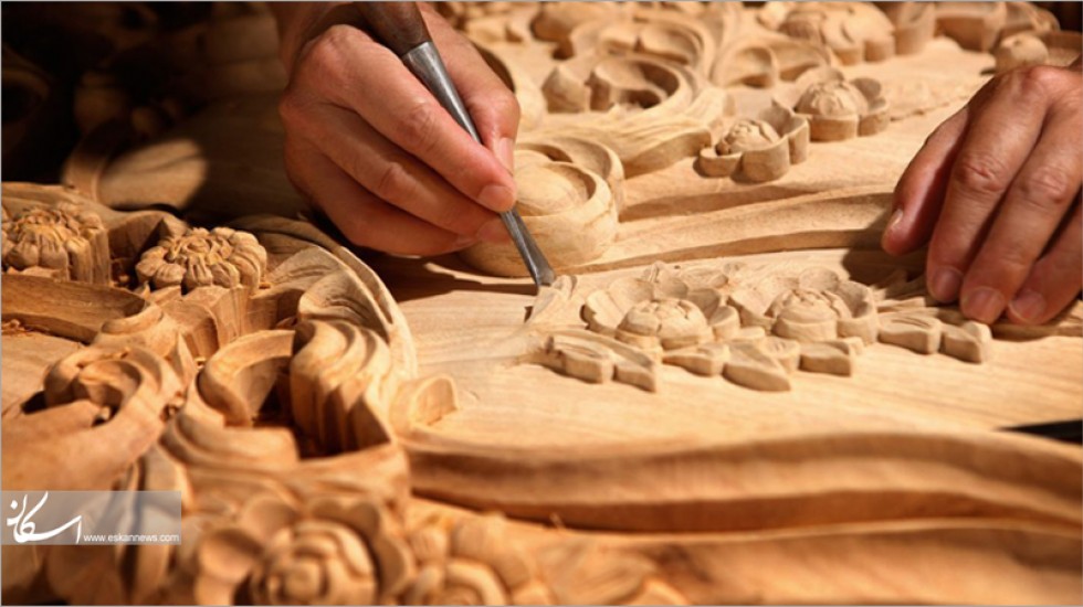 هنرمندان خراط اردبیلی با استفاده از چوب گردو، مبلمان، میز، آباژور و صندلی را می‌سازند.