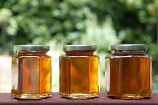 عسل با کیفیتی در استان تولید می شود اما تا الان اقدام مناسب در برند سازی و صادرات عسل استان چهارمحال و بختیاری انجام نشده است