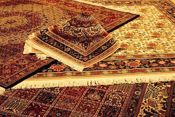 در سال‌های اخیر بافنده‌های چیره‌دست تبریزی به تولید فرش‌های گل ابریشم بسیار ظریف روی آورده‌اند.