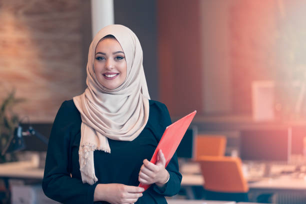 بانوی قطری با حجاب اسلامی در جلسات تجاری شرکت می کند