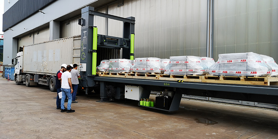 بارگیری یک کامیون برای ارسال کالا به ترکیه از طریق ایران