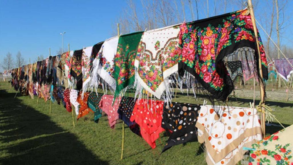 سالیانه بیش از 100 هزار دلار صادرات روسری ترکمنی از استان گلستان انجام می شود