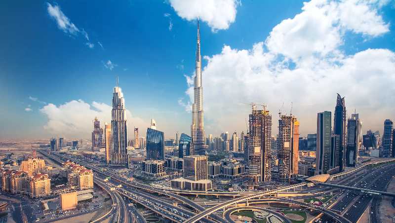 امارات از بزرگ‌ترین و شناخته‌شده‌ترین مراکز تجاری سطح جهان است و به دلیل بازار مصرف و توریست صادرات به امارات می‌تواند بسیار سودده باشد