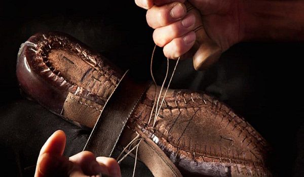 دست یاز بودن تولید کفش چرم شاخصه بسیار مهمی است و باید صادرکنندگان کفش به نیاز و خواسته مشتر اهمیت دهند تا در صادرات موفق شوند