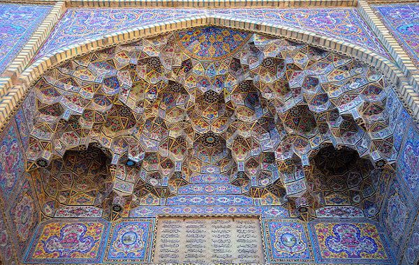 کاشی استان یزد در بین تمامی استان ها سرآمد است هم از لحاظ زیبایی و هم کیفیت