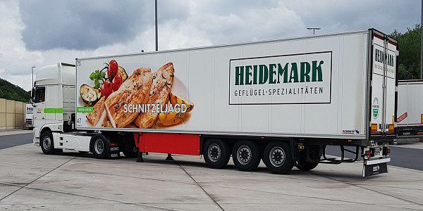 آلمان از برگترین بازیگران صنعت سوسیس و کالباس جهان است و در شکا کامیون حمل سوسیس و کالباس را می بینید