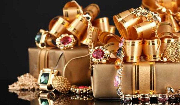 صنعت جواهرات و سنگ های قیمتی هند یکی از مهمترین مشارکت کنندگان در بازار جهانی جواهرات و الماس است و جایگاه قابل توجهی در اقتصاد هند به خود اختصاص داده است.
